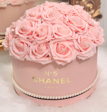 Load image into Gallery viewer, Rose Hat Box Bouquet