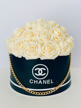 Load image into Gallery viewer, Round Flower Box with Chain