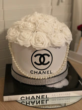 Load image into Gallery viewer, Rose Hat Box Bouquet