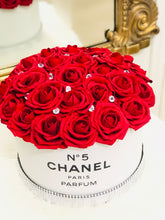 Load image into Gallery viewer, Rose Hat Box Bouquet