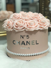 Load image into Gallery viewer, Rose Hat Box Bouquet