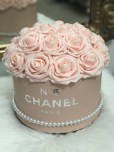 Load image into Gallery viewer, Rose Hat Box Bouquet