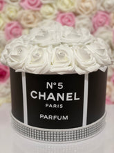 Load image into Gallery viewer, Rose Hat Box Bouquet
