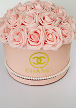 Load and play video in Gallery viewer, Pink Round Flower Box Bouquet
