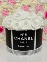 Load image into Gallery viewer, Rose Hat Box Bouquet
