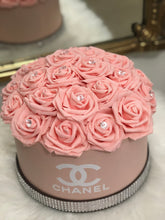 Load image into Gallery viewer, Rose Hat Box Bouquet
