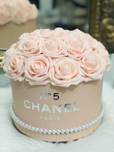 Load image into Gallery viewer, Rose Hat Box Bouquet
