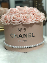 Load image into Gallery viewer, Rose Hat Box Bouquet
