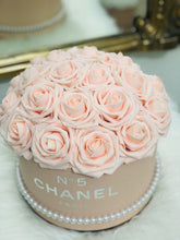 Load image into Gallery viewer, Rose Hat Box Bouquet
