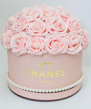 Load image into Gallery viewer, Rose Hat Box Bouquet

