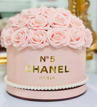 Load image into Gallery viewer, Rose Hat Box Bouquet

